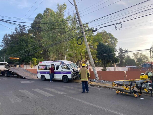 #Video | Combi Ruta Morada 1 choca contra poste en Lomas del Valle; chofer queda herido