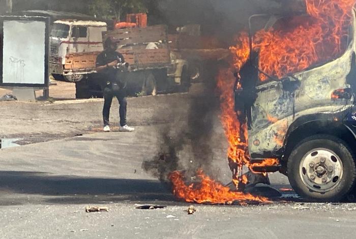 #Video | Comuneros de Arantepacua se manifiestan con quema de camiones y pintas en edificios de Morelia