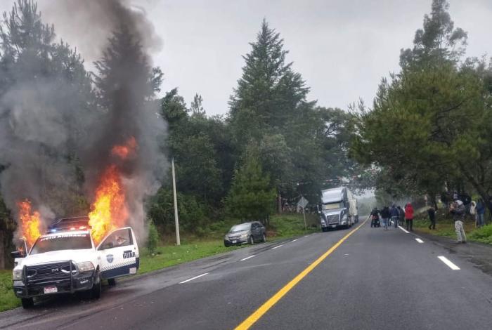 #Video | Comuneros queman patrulla en bloqueo de Pomacuarán