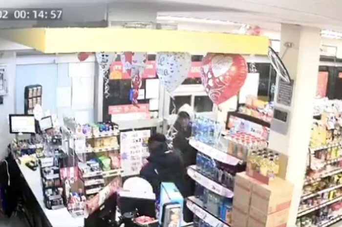 VIDEO | Con 7 balazos, policía disuade a un joven de asaltar un Oxxo de la Ciudad de México