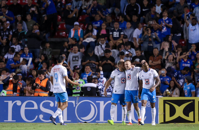 #Video | Cruz Azul vence 2-0 a Querétaro y consigue el liderato en el regreso de la Liga MX