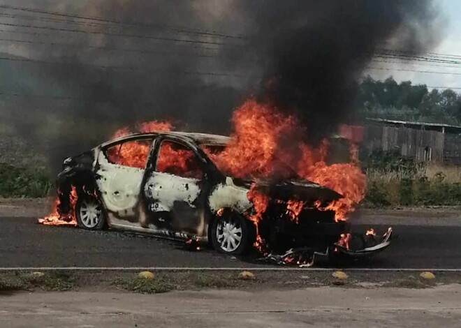 #Video | Delincuentes incendian 2 vehículos en la carretera Tarímbaro-Álvaro Obregón