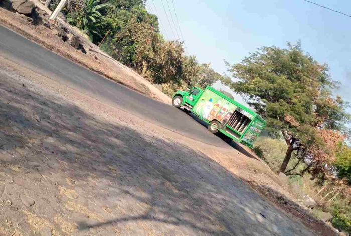 #Video | Delincuentes queman vehículos, banco del Bienestar y base de combis en Aguililla
