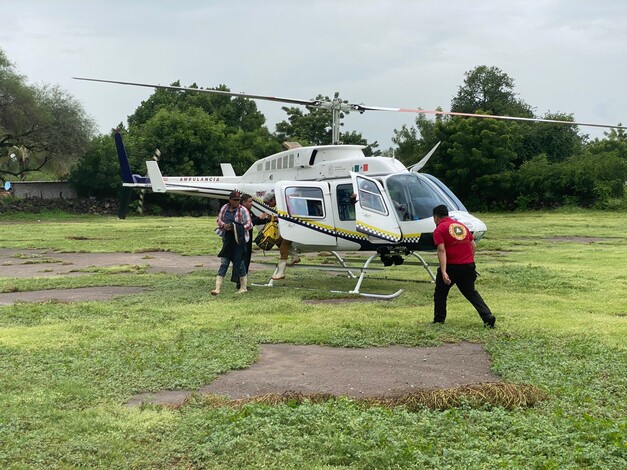 #Video | Dirección de Servicios Aéreos salva a 2 cortadores de limón atrapados en inundación en Parácuaro