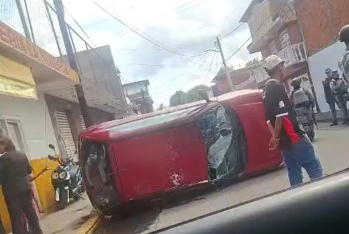 #Video | “Distraído” chofer de camión engancha y arrastra a vehículo estacionado y lo deja volcado al oriente de Uruapan