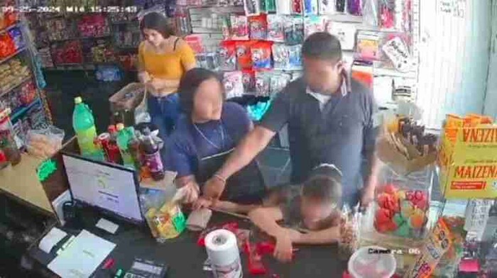 #Video: ‘El buen ejemplo’ Hombre obliga a su hija a robar cartera