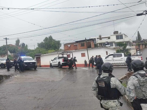 #Video |  Elementos de la FGR, Ejército y GN se enfrentan contra robacarros en Erongarícuaro