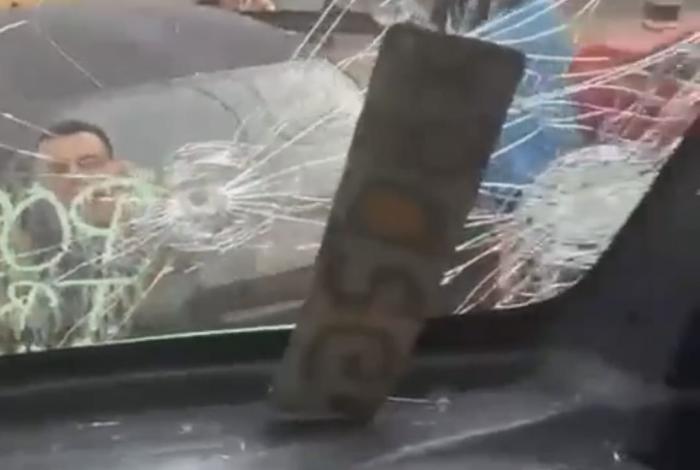 #Video | Encolerizados sujetos dañan cristales de camión de pasajeros al norte de Morelia