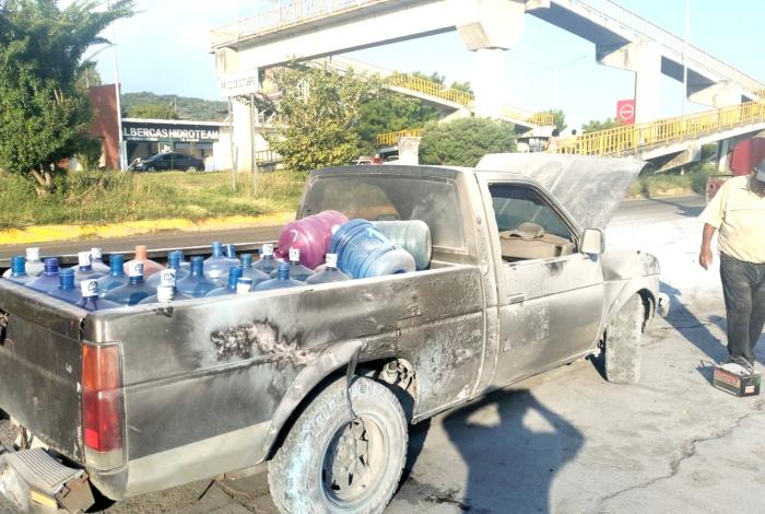 #Video | Falla mecánica provoca conato de incendio en camioneta repartidora de agua en Apatzingán