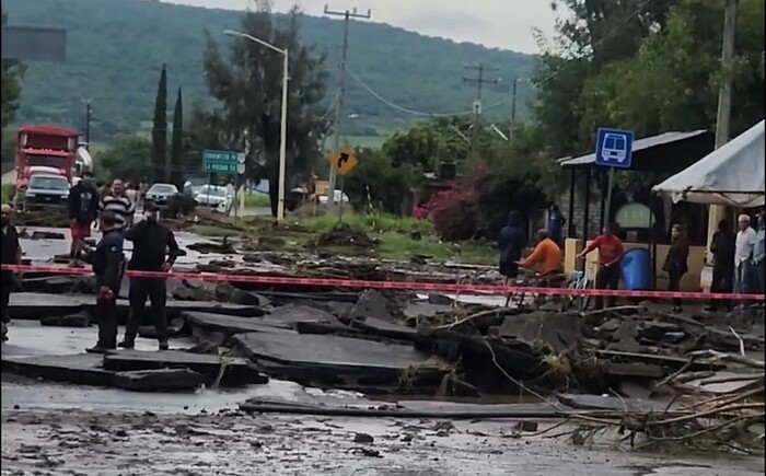 #Video | Fuerte tromba azota a Purépero y Tlazazalca, se reportan inundaciones y daños en carreteras