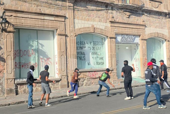 #Video #Galerías | Normalistas dejan caos y destrucción en Morelia, tras manifestación violenta