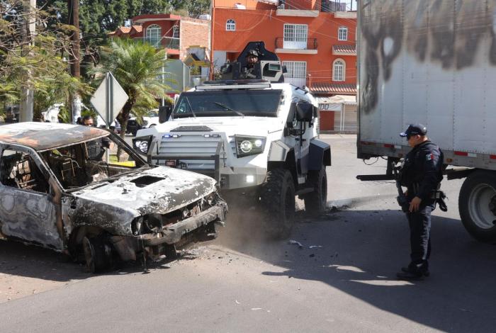 VIDEO | Guardia Civil libera bloqueos con apoyo de vehículos blindados; secretario encabeza operativo en región.