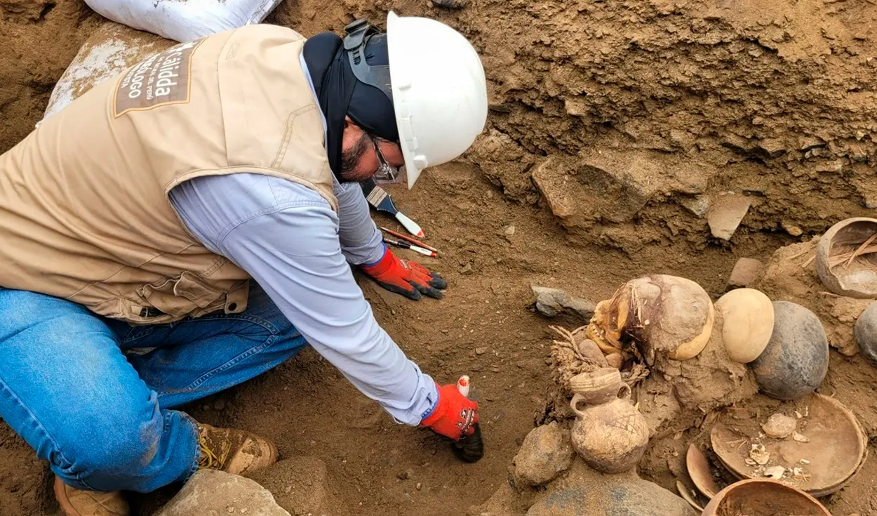 #Video: Hallan momia de aproximadamente mil años de antigüedad mientras se realizaban obras subterráneas en Perú 