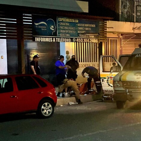 #Video | Hombre es agredido a balazos en el Centro de Apatzingán, queda heridov