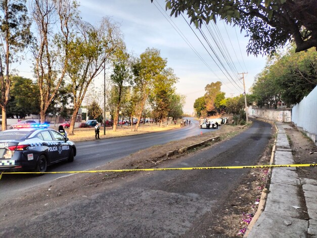 #Video | Hombre fallece tras choque volcadura de combi Ruta Morada en el periférico de Morelia