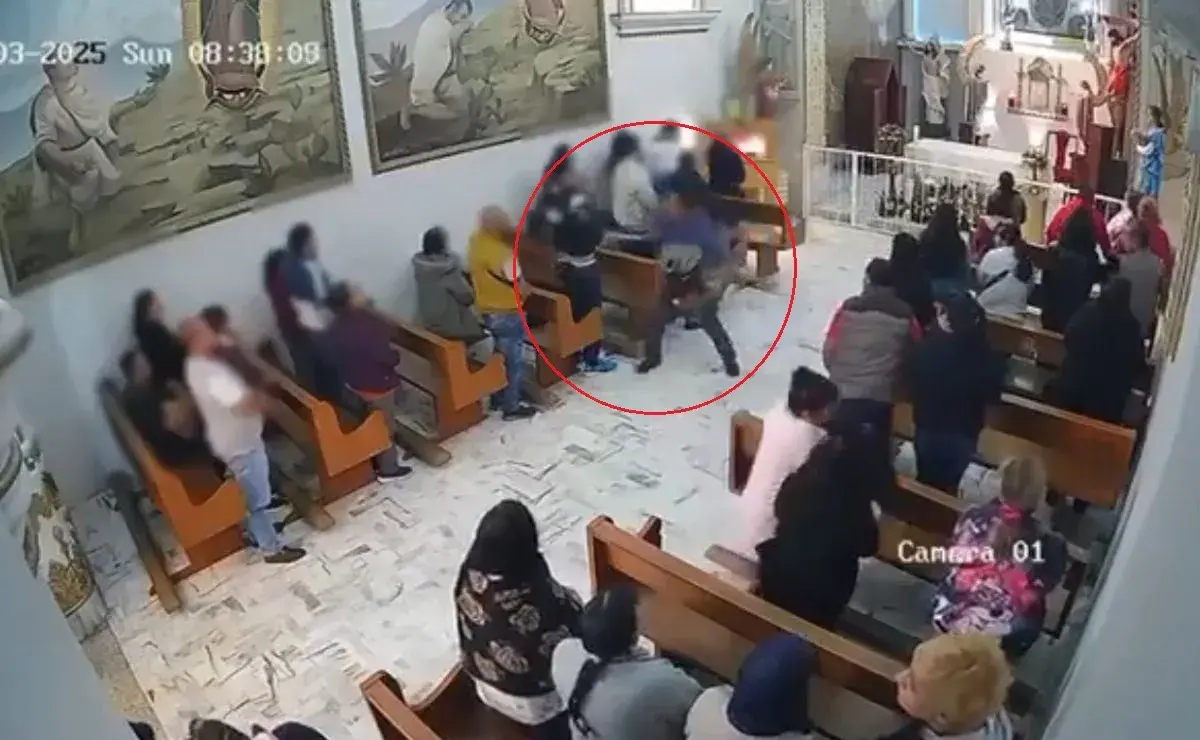 #Video: Hombre intenta apuñalar a feligrés dentro de una iglesia en EDOMEX