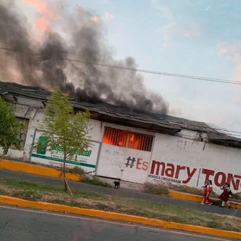 #Video | Incendio consume bodega y camión de carga