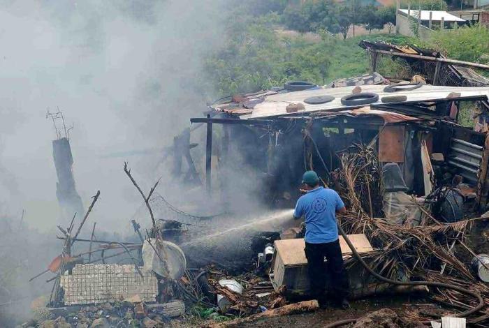 #Video | Incendio consume humilde vivienda en la colonia Bicentenario
