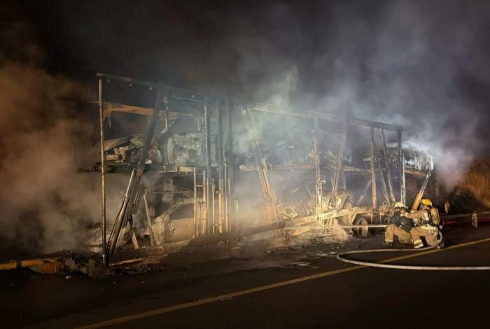#Video | Incendio consume remolque con 5 vehículos nuevos en la autopista Siglo XXI