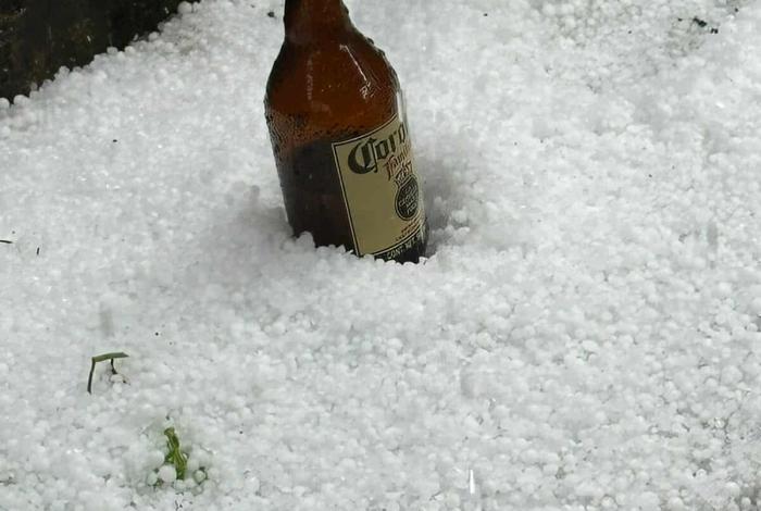#Video | Intensa granizada pinta de blanco a Tancítaro, dejando a su paso un paisaje completamente blanco
