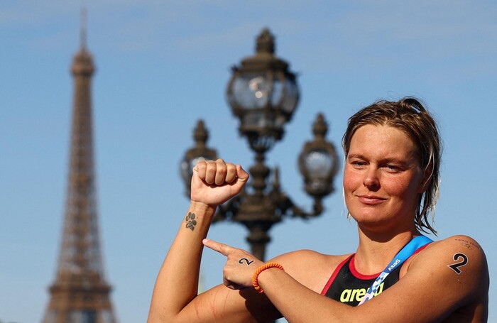 #Video | La nadadora Sharon van Rouwendaal dedica el oro a su perro fallecido en París 2024