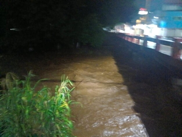 #Video | Lluvias de John generan inundaciones, deslaves y puentes caídos en Tierra Caliente