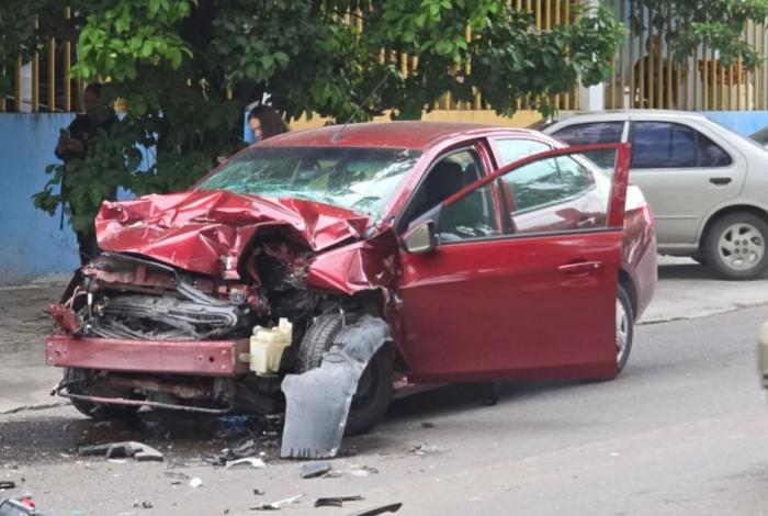 #Video | Médico queda herido tras chocar su auto por alcance contra un tráiler