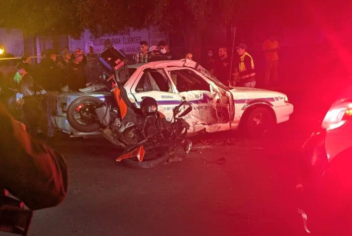 #Video | Motociclista muere tras brutal choque contra taxi, en Uruapan