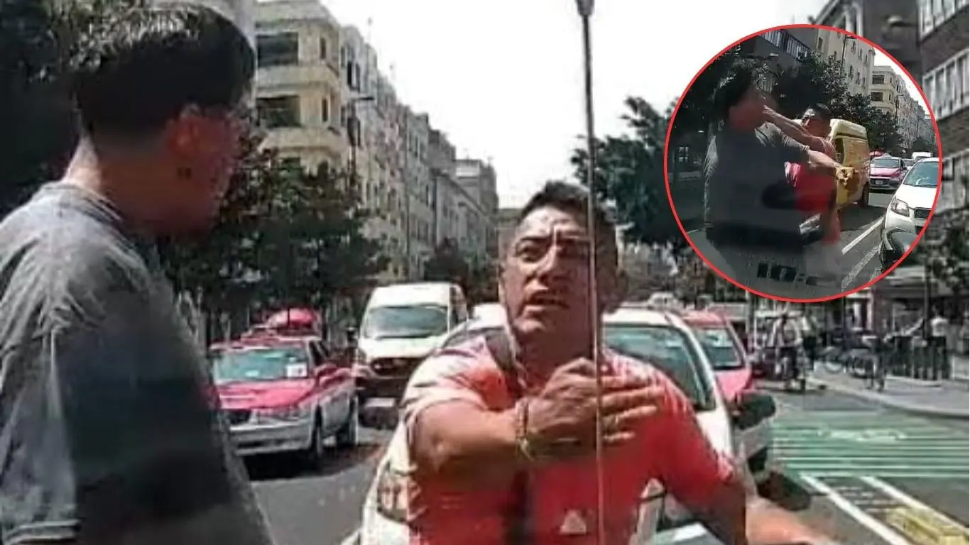 #Video: Motociclista noquea a taxista tras choque en el Centro Histórico de CDMX
