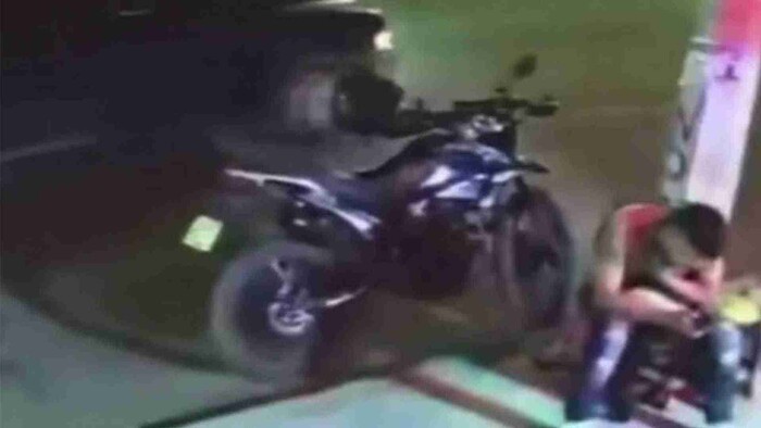 Video: Motociclista salva a mujer de ser secuestrada en Nuevo León