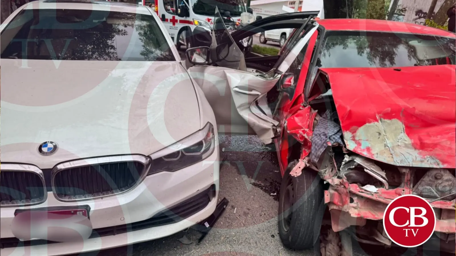 #Video: Muere conductor de auto sin control y choca dos autos en Morelia