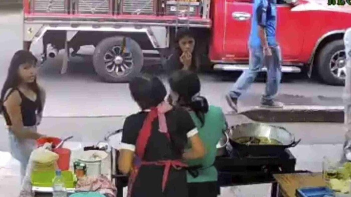 Video: Mujer arroja cazo con aceite hirviendo a trabajadora de fonda en Xalapa