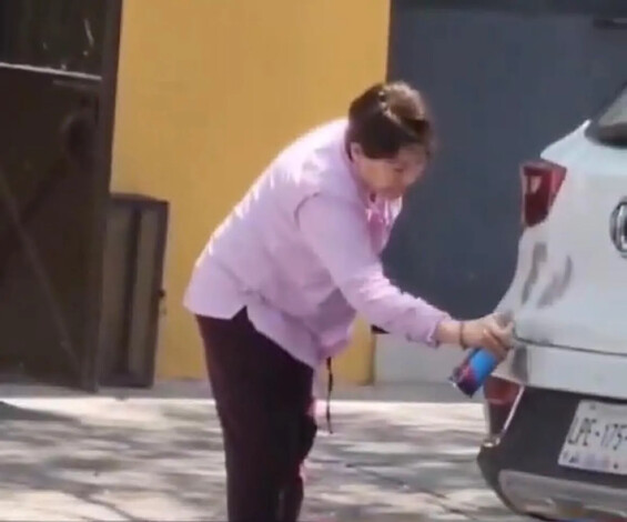 VIDEO: Mujer hace grafiti en auto por bloquear su cochera