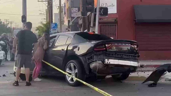 Video: Mujer intenta despertar a su hijo al descubrir que murió tras choque en Tijuana