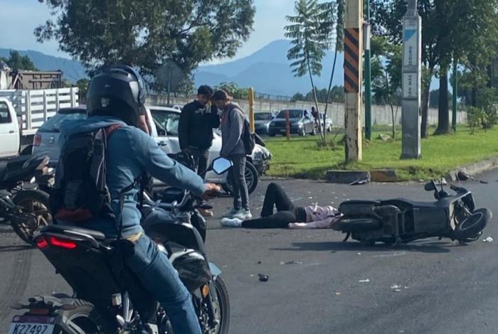 #Video | Mujer resulta gravemente herida tras accidente entre motocicleta y auto en Uruapan