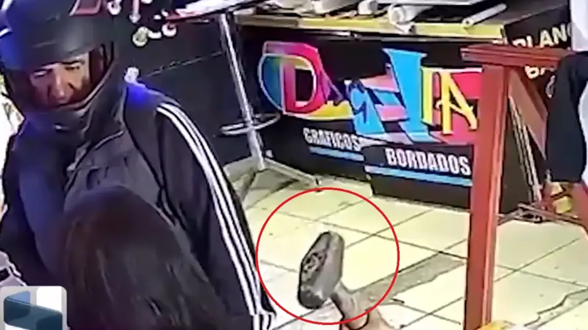 #Video: Mujer se defiende de un asaltante con un martillo dentro de un negocio en Xochimilco