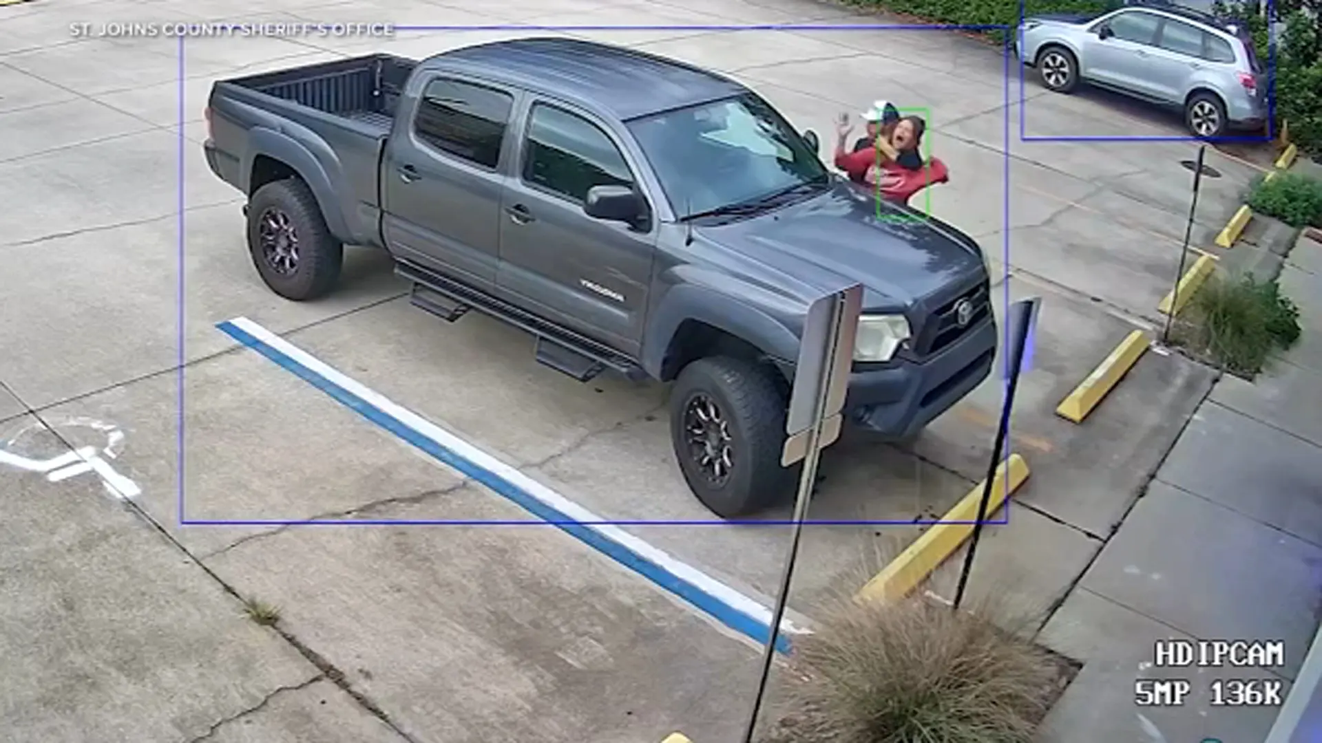 #Video: Mujer se defiende y frustra intento de secuestro en plena luz del día