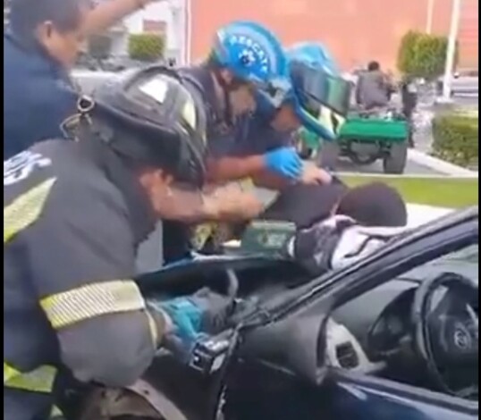 #Video | Mujer sobrevive tras quedar atrapada entre un auto y la barra de contención