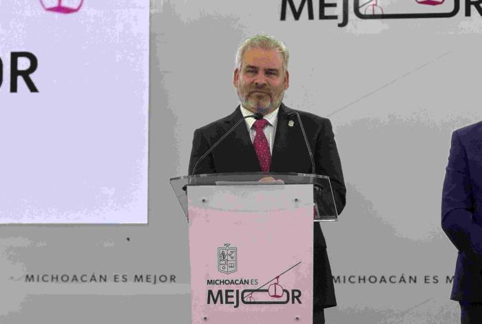 #Video | Narcomantas son parte de estrategia de comunicación criminal: Bedolla