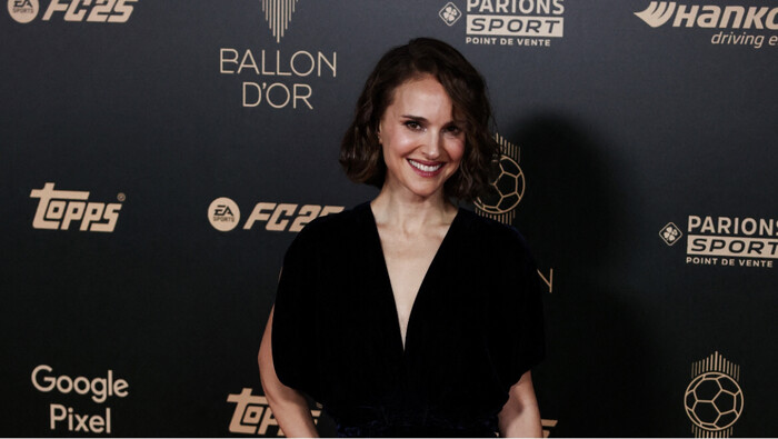 #Video | Natalie Portman roba reflectores en la entrega del Balón de Oro 2024