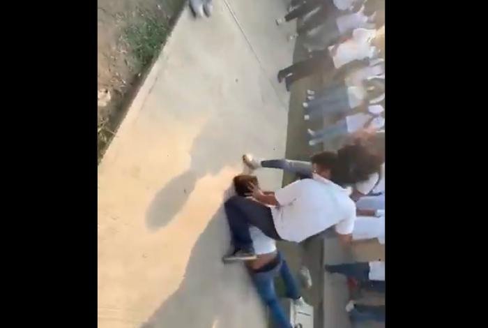 #Video | Pelea entre dos alumnos de secundaria deja a uno inconsciente y con severos golpes en la cabeza