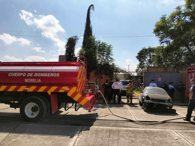 #Video | Policía Morelia ayuda a sofocar incendio en la colonia Vicente Guerrero 