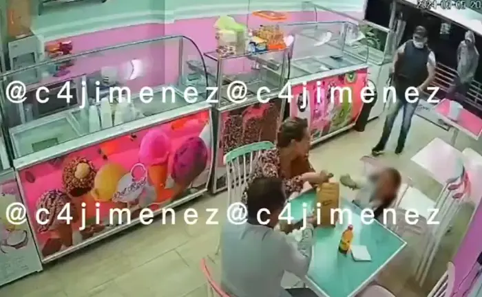 #Video: Ponen pistola en espalda a su hija para quitarles sus pertenencias