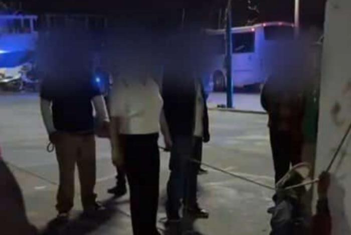 #Video | Presunto ladrón atrapado y amarrado a un poste en San Nicolas Obispo
