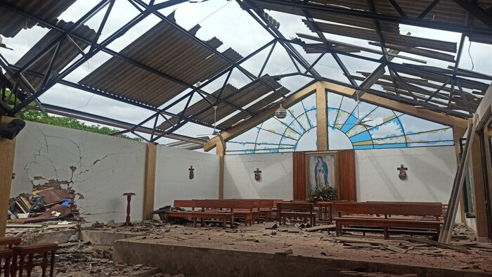 #Video | Reportan daños en templo de Coahuayana tras fuerte estallido; habitantes presumen uso de drones explosivos