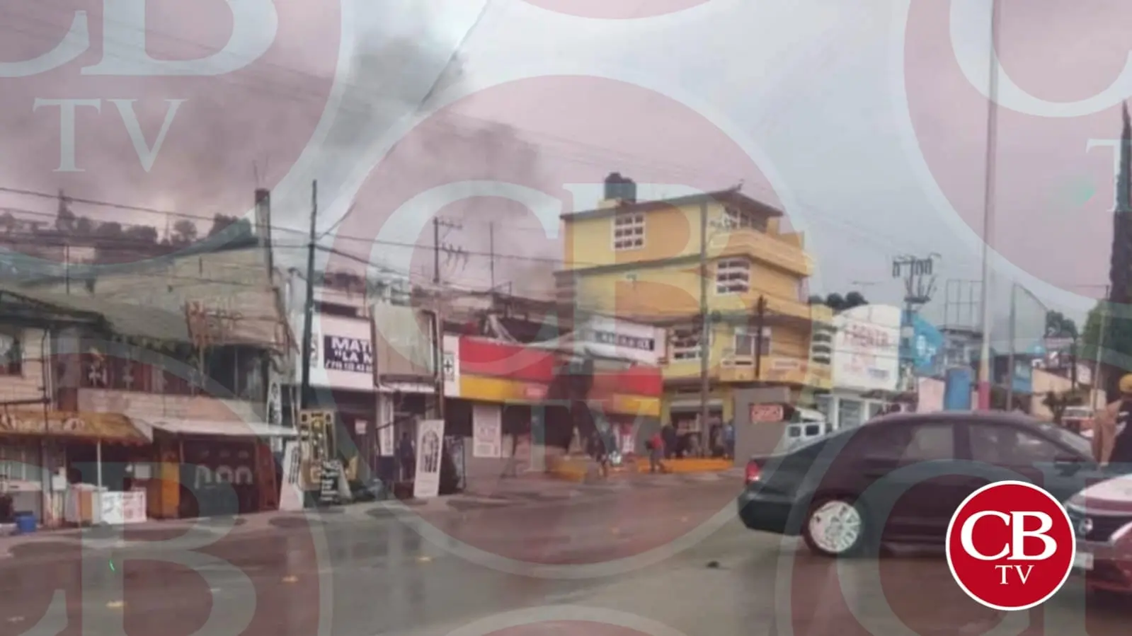 #Video: Reportan enfrentamiento y quema de Oxxo en Zitácuaro