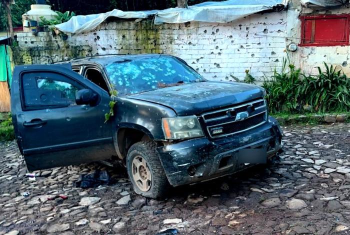 #Video | Reportan fuerte enfrentamiento armado entre grupos criminales en Santa Clara del Cobre; hay tres vehículos asegurados