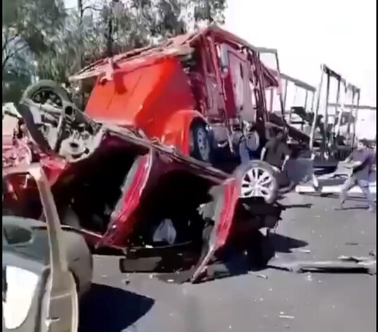 #Video | Reportan varios heridos tras accidente de tráiler contra muro de contención