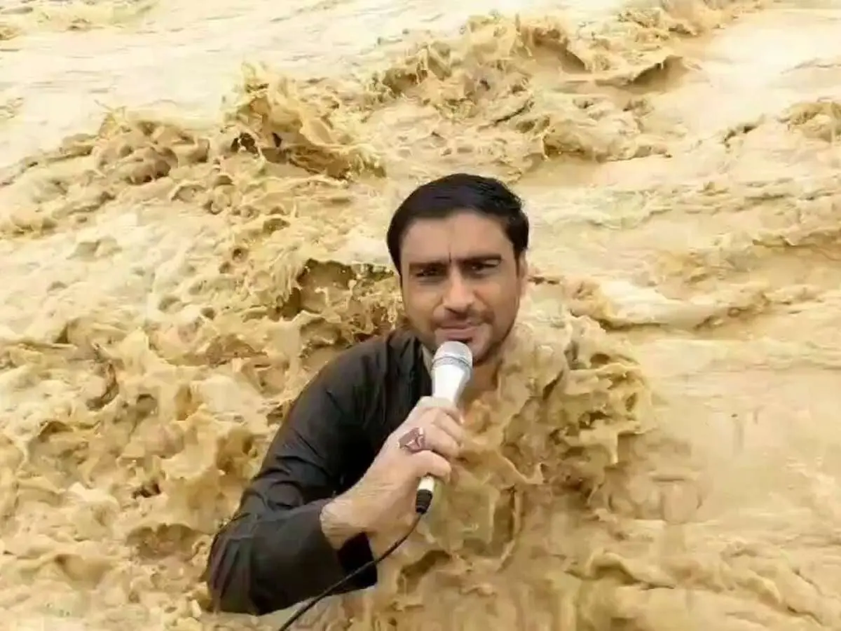 #Video: Reportero pakistani casi se inunda por cubrir reportaje