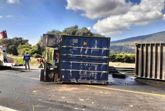 #Video | Se accidenta tráiler en la Pátzcuaro-Cuitzeo y se incendia cabina